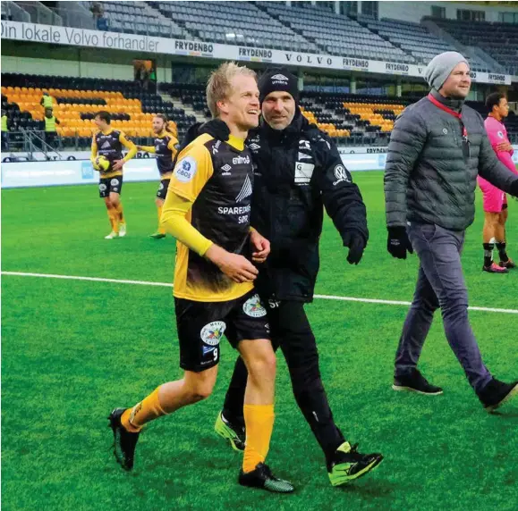  ?? FOTO: NTB SCANPIX ?? Daniel Aase og trener Steinar Pedersen jubler etter seier mot Åsane.