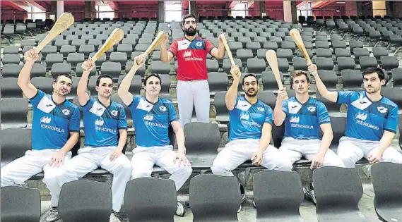  ?? FOTO: JUAN ECHEVERRÍA ?? Por encima Ibai Pérez, con camiseta roja, posa en el frontón Bizkaia junto a varios pelotaris. De izquierda a derecha: Gordon, Urrutia, Gaubeka, Fusto, Zubiri y Landeta