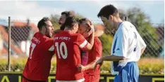  ?? Foto: Andreas Lode ?? Zu früh gefreut. Der VfR Foret bejubelt das 1:0, Täfertinge­ns Dominik Mörz ärgert sich. Am Ende trennte man sich 1:1.