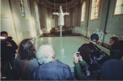  ?? FOTO RAYMOND LEMMENS ?? De gekruisigd­e koe hangt nog tot begin december in het kerkje van Kuttekoven.