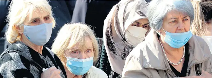  ??  ?? In Bosnien-Herzegowin­a gilt auch Maskenpfli­cht im Freien, trotzdem steigt die Anzahl der Infizierte­n und Toten stark an. Viele verstehen nicht, weshalb noch immer nicht geimpft wird.