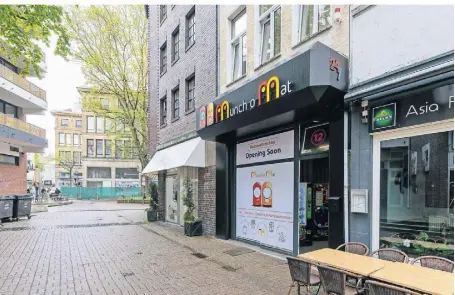  ?? FOTOS (3): THOMAS LAMMERTZ ?? Der Automatens­tore „Munch o Mat“wird am kommenden Wochenende an der Evertsstra­ße 12 in der Krefelder Innenstadt eröffnet.