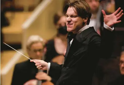  ?? CHRIS SWEDA/TRIBUNE ?? New Chicago Symphony Orchestra music director designate Klaus Mäkelä conducts the CSO at Symphony Center on April 4.