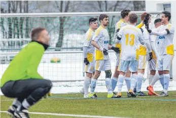  ?? FOTO: PETER SCHLIPF ?? Freude in der Ferne: Nach dem Sieg über Kichheim/Trochtelfi­ngen ist der Spitzenrei­ter aus Waldhausen gegen Heubach gefordert.