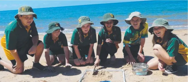  ?? Picture: SARAH TAIFALOS ?? CLOSE LOOK: Testing on the high tide mark. Seth Edwards, Jai Hermes, Amy Hunter, Jasmeen Gill, Alex Utschink and Hayley Lawrence at Kurrimine.