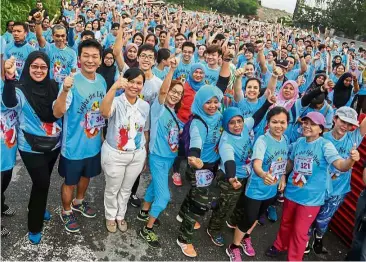  ??  ?? Dr Yeong (fifth from left) posing with alum ni and cancer survivors including Norhasnah (front row, second from right).