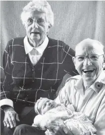  ??  ?? Reynolds and Maureen Carty of Kingsport were married for 61 years. Here, they are pictured with one of five great-grandchild­ren.