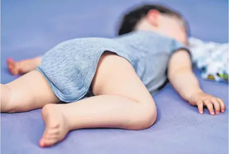  ?? FOTO: DPA ?? Decke runter und viel Luft ans Kind: So schlafen Babys bei Hitze besser.