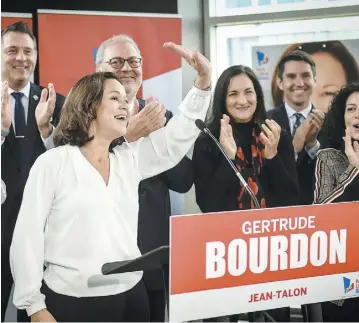  ?? PHOTO SIMON CLARK ?? Gertrude Bourdon, hier, lors du lancement de sa campagne, entourée de collègues libéraux, dont le chef par intérim Pierre Arcand derrière elle, à droite.