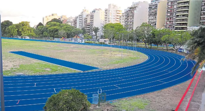  ?? MARCELO CARROL ?? A punto. Habrá algunas reglas de uso para la pista. Por ejemplo no se podrá entrenar en el carril 1 porque quedará reservado para competenci­as de atletismo.