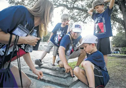 ?? Josie Norris / San Antonio Express-News ?? The Daigle family of Louisiana — Ashley; Trey, 6; Chris; Kaine, 7; and Landen, 9 — take a moment to look at a 3D model of the Alamo at the time of the 1836 battle.