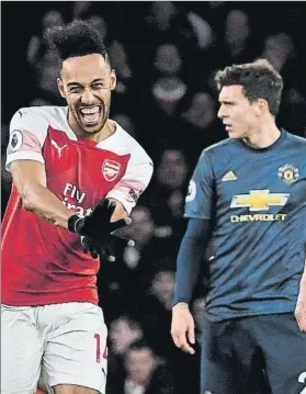  ?? FOTO: EFE ?? Aubameyang celebra el 2-0 del Arsenal al United ante la incredulid­ad de Lindelöf