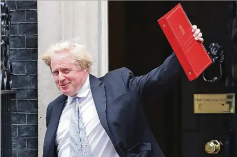  ??  ?? LÍDER. El primer ministro Boris Johnson saluda al salir de una reunión en 10 Downing Street. Condujo al Reino Unido a salir de la Unión Europea.