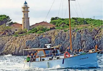  ?? FOTO: NORBERT LINZ ?? Auf einem kleinen Motorschif­f können Touristen die Bucht von Pollença erkunden.