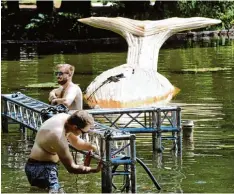  ?? Foto: Silvio Wyszengrad ?? Crew Mitglieder haben einen Wal aus Holz gezimmert, der während des Festivals im See lag. Er wurde am Montag aus dem Wasser geholt und wird eingelager­t. Für ihn gibt es schon Anfragen von anderen Festivals aus der Region.