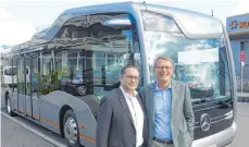  ?? FOTO: LUDGER MÖLLERS ?? Florian Martens, Leiter Globale Kommunikat­ion Nutzfahrze­uge der Daimler AG, und Hartmut Schick, Leiter Daimler Buses (rechts), vor einem Versuchsbu­s, der bereits autonom fährt.