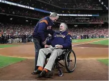  ?? David J. Phillip - 29.out.2017/USA Today ?? Bush pai e filho durante cerimônia em estádio em Houston