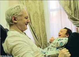  ?? STELLA MORRIS (MAIL ON SUNDAY) ?? Padre. Assange, con uno de los dos hijos que tuvo con la abogada Stella Morris en la embajada de Ecuador en Londres