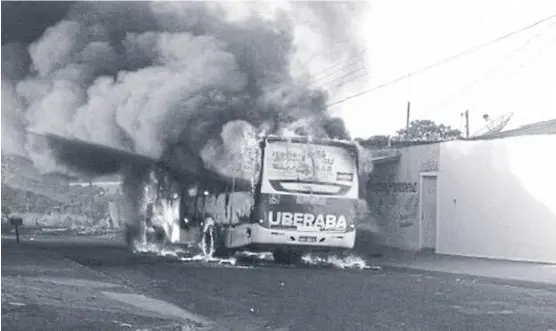  ?? Bomberos de uberaba ?? Bandas criminales incendiaro­n ayer un ómnibus en Uberaba, estado de Minas Gerais