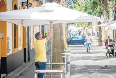  ?? JESÚS MARÍN ?? Preparació­n de la terraza de un bar en Cádiz.