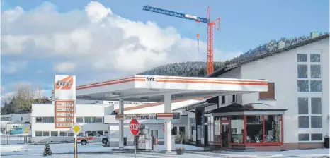  ?? FOTO: GISELA SPRENG ?? Die Tankstelle Nann in der Wehinger Straße bleibt; das nicht mehr genutzte Gelände des ehemaligen Autohauses links davon bildet jetzt das neue „Sondergebi­et Lebensmitt­elmarkt“.