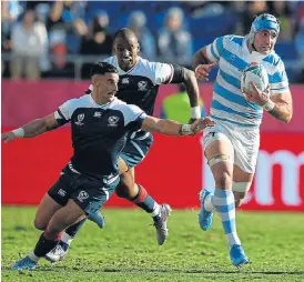  ?? /Charly Triballeau/AFP ?? Swansong: Argentina’s flanker Juan Manuel Leguizamon, who played his last internatio­nal on Wednesday, beats the US defence in Kumagaya on Wednesday.