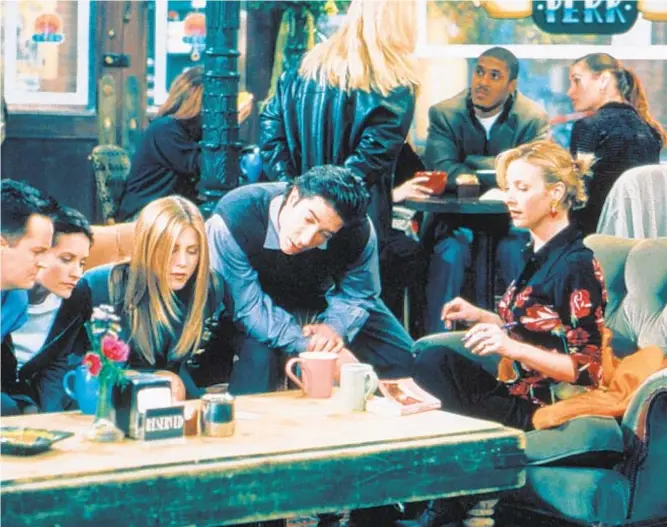  ?? /&#169;NBC/COURTESY EVERETT COLLECTION ?? Matthew Perry, Courteney Cox, Jennifer Aniston, David Schwimmer and Lisa Kudrow made up the core of “Friends” cast, which never had a minority main character, danced delicately around homosexual­ity and spent a lot of time just goofing around at a cafe.