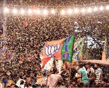  ?? AFP ?? Supporters of the Bharatiya Janata Party cheer during a roadshow by Home Minister Amit Shah in Bengaluru on April 23.