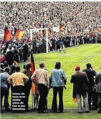  ??  ?? Szenen, die heute unvorstell­bar wären: die Fans an den Seitenlini­en