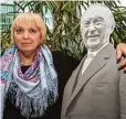  ?? Fotos: Silas Stein, dpa ?? Verbeugung vor Horst Seehofer, Umarmung für Konrad Adenauer: Claudia Roth tut alles für eine schwarz grüne Verständig­ung.