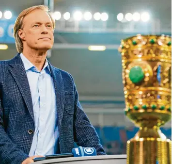  ?? Foto: Ina Fassbender, dpa ?? Ein letztes Mal moderiert Gerhard Delling am Samstag das Finale um den DFB-Pokal. Der ARD-Mann war bei 20 Endspielen dabei. Kult-Status erreichte er dank seiner Auftritte mit Günter Netzer.