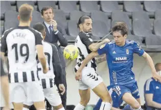  ??  ?? Marc Mateu se sumó a labores defensivas ante las embestidas de los asturianos.