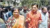  ?? PRAFUL GANGURDE/HT PHOTO ?? Kirit Somaiya and his wife Medha at Navghar Police Station to lodge a complaint against Raut on Monday.