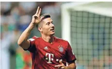  ?? FOTO: REUTERS ?? 54. Minute: Bayerns Stürmer Robert Lewandowsk­i feiert seinen dritten Treffer im Supercup gegen Frankfurt.
