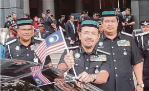  ?? PIC
BERNAMA ?? Immigratio­n director-general Datuk Mustafar Ali (centre) at the department’s monthly assembly in Putrajaya yesterday.