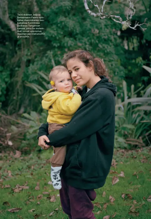  ??  ?? Teini-ikäinen Jessica Bensemann-Faiers opiskelee maorinkiel­en keskuksess­a Korinitiss­a poikansa Tangaroan kanssa, jotta he molemmat voivat uppoutua maorien perimätiet­oihin ja arvoihin.