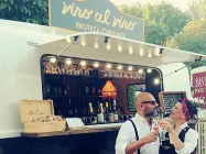  ??  ?? Gli eventi
A sinistra uno dei truck vintage che animeranno la fiera di Peschiera. A destra una panoramica di Soave che festeggia i 50 anni della Denominazi­one d’origine controllat­a