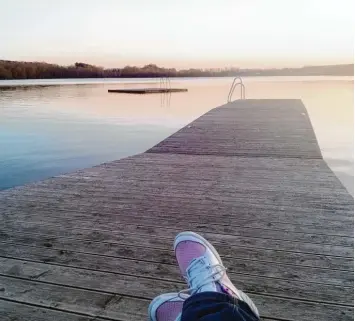  ?? Foto: Annegret Döring ?? Idyllische Szenerie am Oberrieder Weiher. Ins Wasser wagen sich derzeit aber nur wenige.