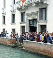  ??  ?? In protesta
Gli insegnanti e gli studenti del liceo artistico Marco Polo di Venezia hanno boicottato l’iniziativa del preside di invitare due militari in occasione della celebrazio­ne della ricorrenza del 4 novembre