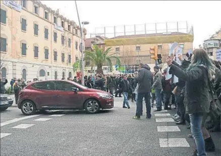  ?? JÚLIA PÉREZ / ACN ?? Los funcionari­os penitencia­rios cortan la calle Entença, ayer, delante de la prisión