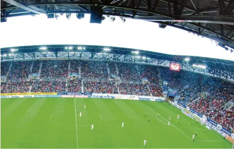  ?? Foto: Ulrich Wagner ?? Beim letzten Gastspiel des TSV 1860 München in Augsburg hieß das Stadion an der B17 noch Impuls Arena und man spielte in der zweiten Liga. Der FCA verlor zwar im Sep tember 2010 das Derby mit 1:2. Doch am Ende der Saison stieg der FCA in die Bundesliga...