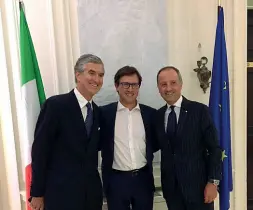  ??  ?? Nardella con il console italiano a New York Francesco Genuardi e l’ambasciato­re italiano a Washington Armando Varricchio