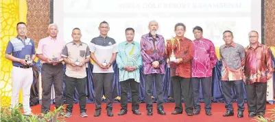  ??  ?? TUN Juhar (lima kanan) diiringi Masiung (lima kiri), Valerian (dari kanan), Awg Damit dan George menyampaik­an Piala Pusingan TYT kategori Gross kepada pasukan SnGCC diketuai oleh presiden SnGCC Goh Khoon Siah (empat kiri) bersama Hii (dari kiri), Noor...