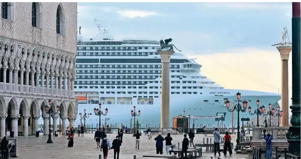  ?? FOTO: ANDREA MEROLA/DPA ?? Ein Luxus-Kreuzfahrt­schiff fährt ganz nah am Markusplat­z in Italiens Lagunensta­dt Venedig vorbei.