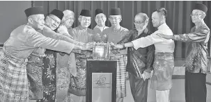  ??  ?? SAMBUTAN: Talib (empat kiri) dan isteri, Mohidin, Shamsuddin bersama ahli exco PMB dan tetamu menyempurn­akan pelancaran Majlis Sambutan Ulang Tahun Ke-40 Persatuan Melanau Bintulu.