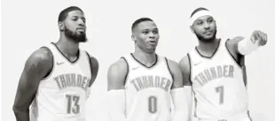  ?? AP ?? Paul George (13), Russell Westbrook (0) y Carmelo Anthony (7), del Thunder de Oklahoma City, posan para fotos en el día de la prensa del equipo.