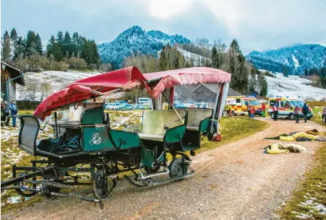  ?? Foto: Benedikt Siegert ?? Bei einer Kutschfahr­t im Allgäu sind am ersten Weihnachts­feiertag 16 Menschen verletzt worden. Ein Pferd war durchgegan­gen und hatte damit den Zusammenst­oß zweier Kutschen verursacht.