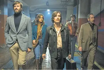  ?? Foto: Splendid Film ?? Noch sitzen Kleidung und Frisuren perfekt: Armie Hammer, Brie Larson, Cillian Murphy, Sam Riley und Michael Smiley auf dem Weg zur Arbeit.