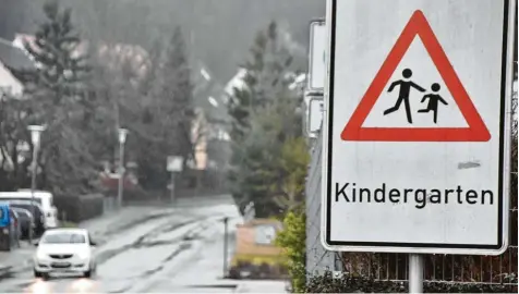  ?? Foto: Wolfgang Widemann ?? Vorsicht Kinder! Auf den Straßen, die an Kindergärt­en vorbeiführ­en, soll im Stadtgebie­t Harburg künftig Tempo 30 gelten – wie hier vor der Kindertage­sstätte in der Münd linger Straße in Harburg.