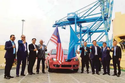  ??  ?? Proton chief executive officer (CEO) Dr Li Chunrong (third from right) and deputy CEO Datuk Radzaif Mohamed (fourth from left) with other officials at the flag-off ceremony in Westports Malaysia’s berthing area to commemorat­e the resumption of Proton...